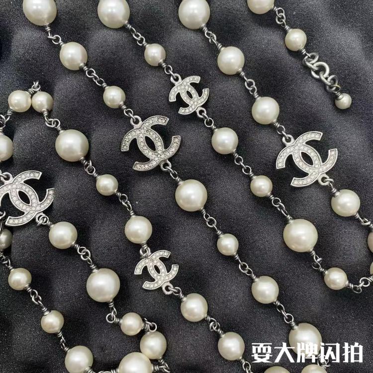 Chanel香奈儿 双C logo珍珠项链/毛衣链 CHANEL 香奈儿珍珠项链/毛衣链 💃都说女人一生一定要拥有一条珍珠项链，珍珠搭配五个双C logo上身极富优雅气质❤️附件有盒子，公价1W+，我们好价🉐